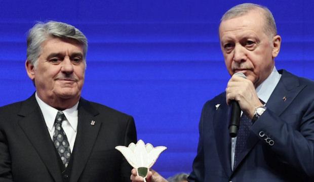 Cumhurbaşkanı Erdoğan, Beşiktaş'ın Salah transferi i&ccedil;in Serdal Adalı'dan bilgi aldı