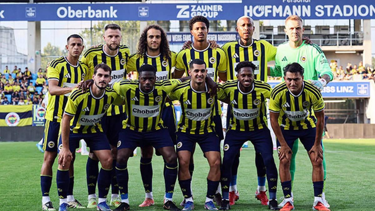 Fenerbahçe futbol takımı oyuncuları sahada antrenman yaparken