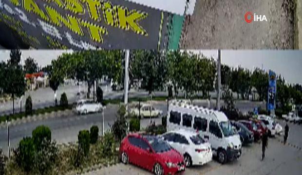 Drift atarak geldi, başka bir otomobile &ccedil;arparak ka&ccedil;tı