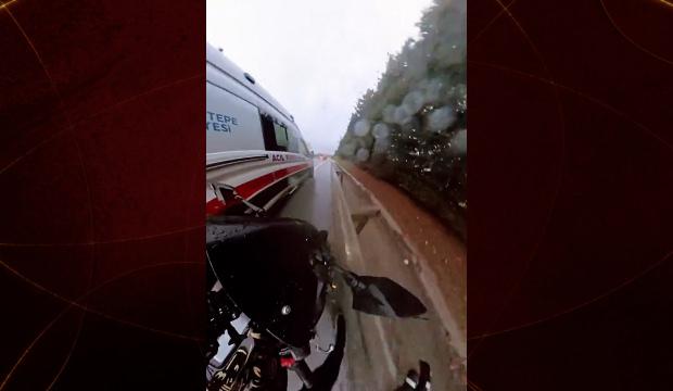 Emniyet şeridini kullanan motosikletli ambulansa &ccedil;arptı! O anlar kameraada