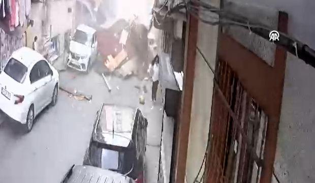 Esenler'de sokakta oynayan &ccedil;ocuklar, u&ccedil;an &ccedil;atının altında kalmaktan son anda kurtuldu