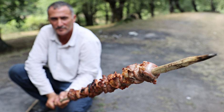Fındık dallarında pişen, tek baharatlı Tokat lezzeti: Muhat kebabı