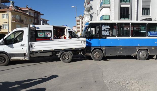 Freni boşalan yolcu minib&uuml;s&uuml; dehşet sa&ccedil;tı! &Ouml;n&uuml;ne gelene &ccedil;arptı: 7 yaralı var