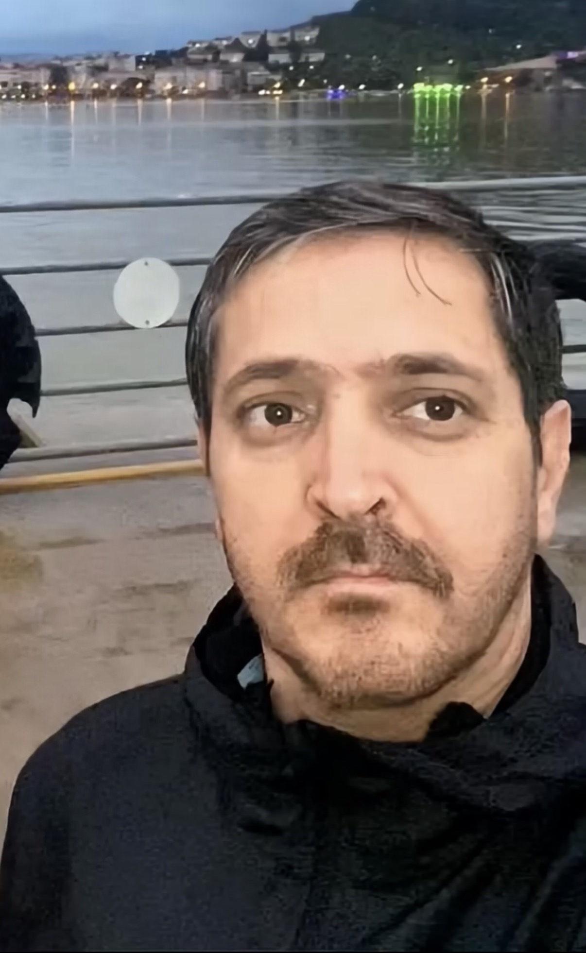 Beşiktaşlı taraftar Kemal Ulhanlı'ya yapılan silahlı saldırının ardından polis ekiplerinin olay yerinde inceleme yapması.
