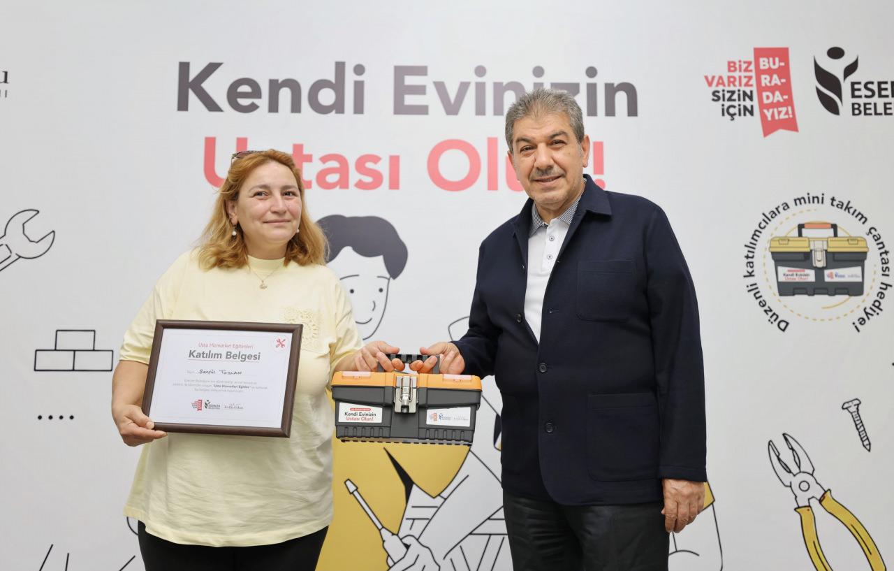 Kursiyerler sertifikalarını Göksu'nun elinden aldı.