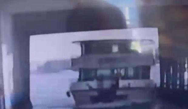 Hali&ccedil;'te korkun&ccedil; kaza! Tur teknesi k&ouml;pr&uuml;ye &ccedil;arptı: 1 &ouml;l&uuml;