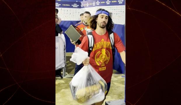 İspanyol yıldızdan olay hareket: D&uuml;nya Kupası'nı &ccedil;&ouml;p poşetine koydu!