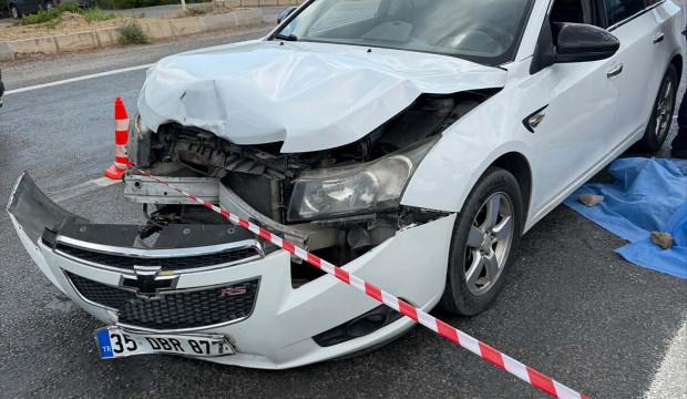 İzmir&rsquo;de iki ara&ccedil; &ccedil;arpıştı: &Ouml;l&uuml; ve yaralılar var