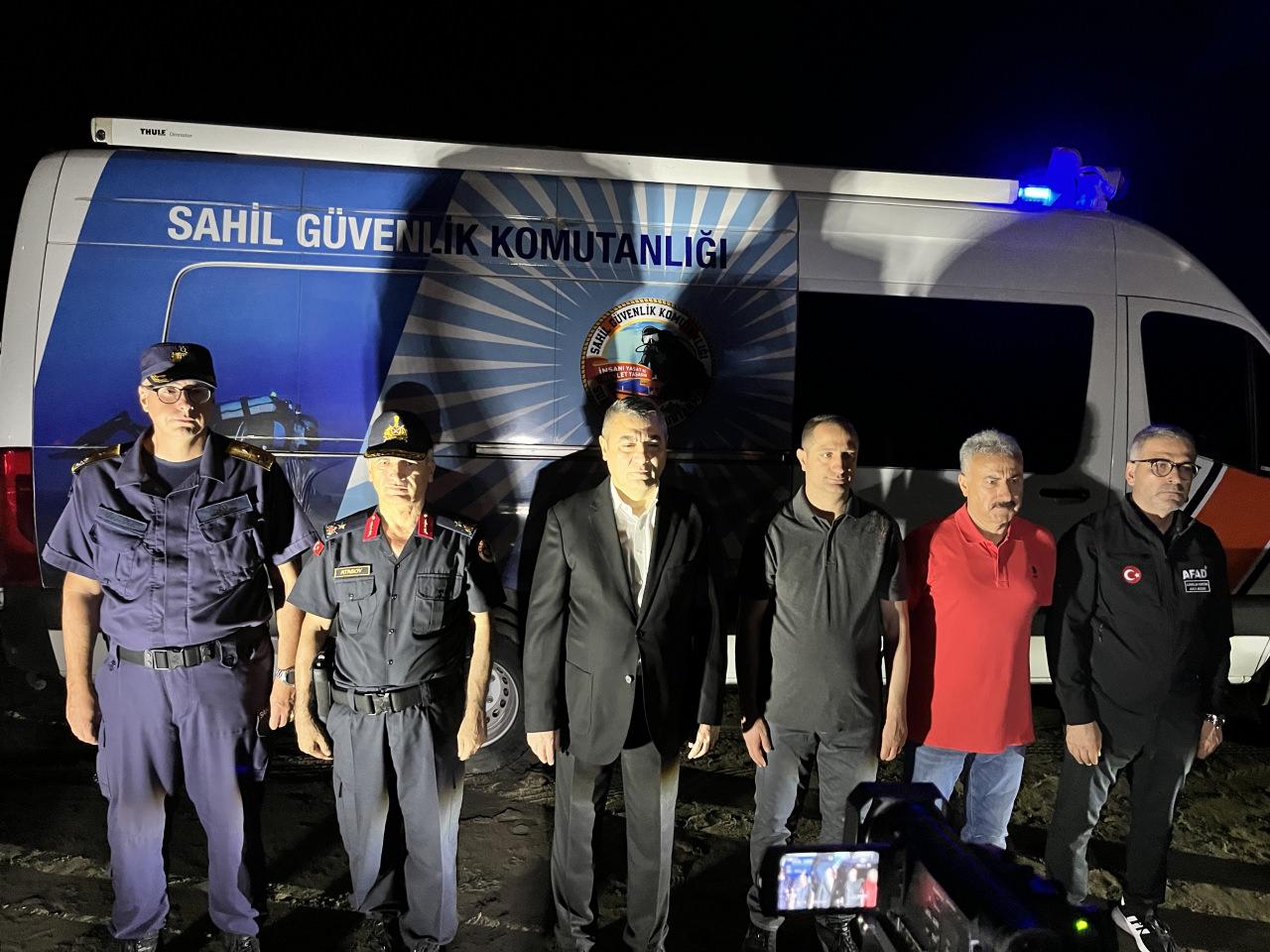 Mersin'in Tarsus ilçesinde denize giren 5 kişilik aileden 3'ü boğuldu, 1'i hastaneye kaldırıldı, 1'i kayboldu. Mersin Valisi Atilla Toros (sol 3) gazetecilere açıklamalarda bulundu.