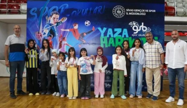 Kur&rsquo;an Kursu &ouml;ğrencileri, Taha Akg&uuml;l Spor Salonu&rsquo;nda fırtına gibi esti
