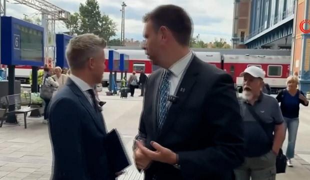 Macaristan Başbakanı Magyar'a t&uuml;k&uuml;r&uuml;kl&uuml; saldırı