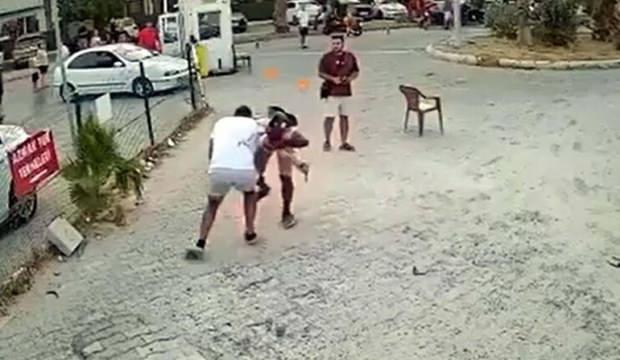Muğla'da sokak ortasında bı&ccedil;aklı d&uuml;ello: Kan donduran g&ouml;r&uuml;nt&uuml;ler ortaya &ccedil;ıktı
