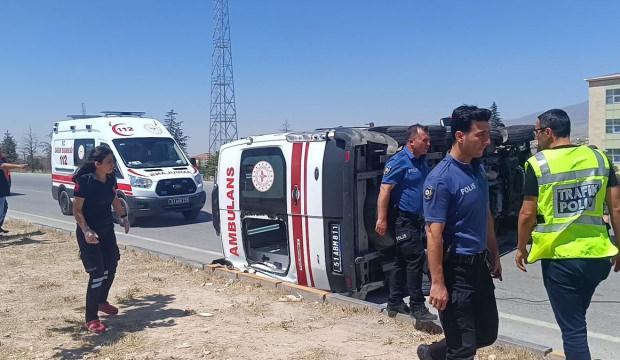 Niğde'de ambulans ile otomobil &ccedil;arpıştı: 5 yaralı