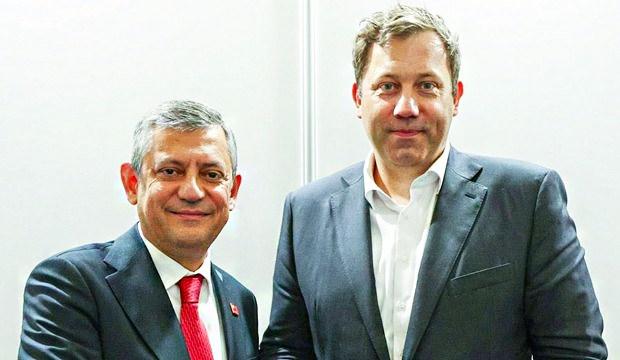 &Ouml;zg&uuml;r &Ouml;zel'in YENİ Parti'sine yurt dışından ilk destek
