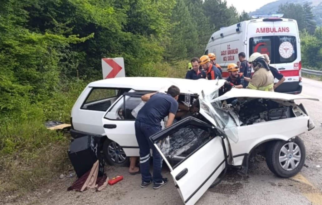 TIR ile otomobil çarpıştı: 1 ölü, 2 ağır yaralı.