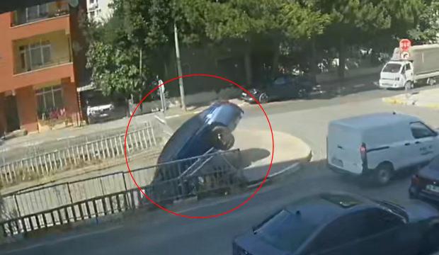 Pendik'te otomobil dereye d&uuml;şt&uuml;; kaza kamerada