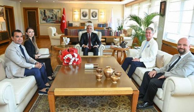 Bakan Ersoy, Bolşoy Tiyatrosu'nda tarihi başarıya imza atan Nilay Tahiroğlu'nu tebrik etti