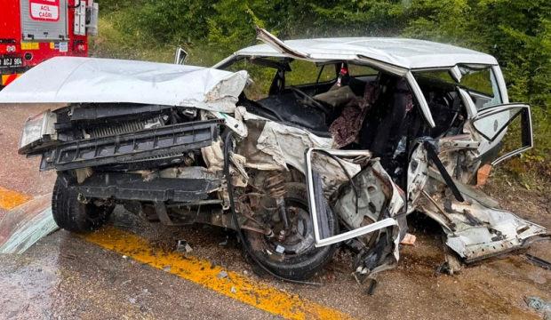 TIR ile otomobil &ccedil;arpıştı: 1 &ouml;l&uuml;, 2 ağır yaralı