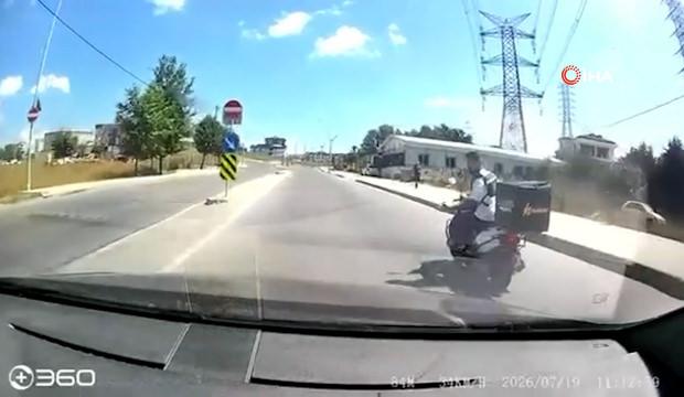 Trafikte telefonla oynayan motosikletliyi uyarınca olanlar oldu! Tornavidayla saldırdı