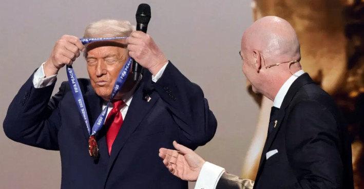 ABD Başkanı Donald Trump ve FIFA Başkanı Gianni Infantino'nun bir araya geldiği anı gösteren görsel.