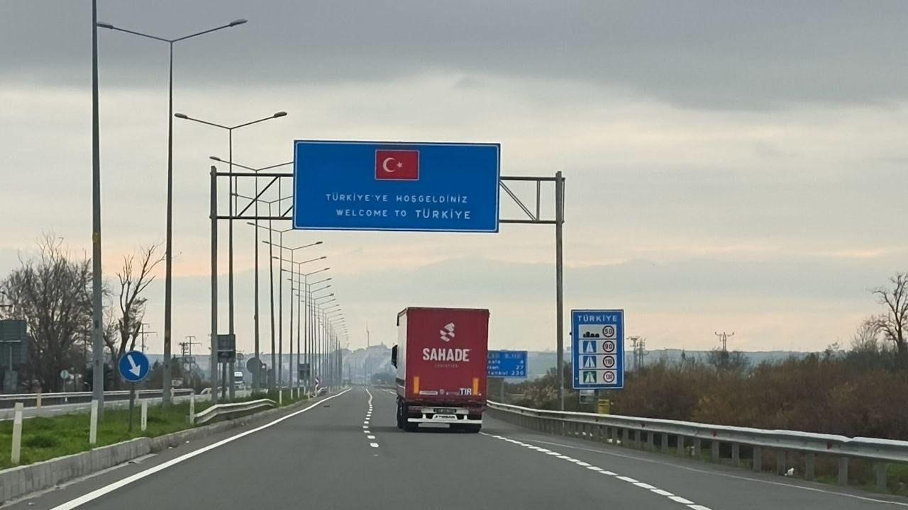 İpsala Gümrük Kapısı'nda rüşvet operasyonu kapsamında gözaltına alınan gümrük memurları.