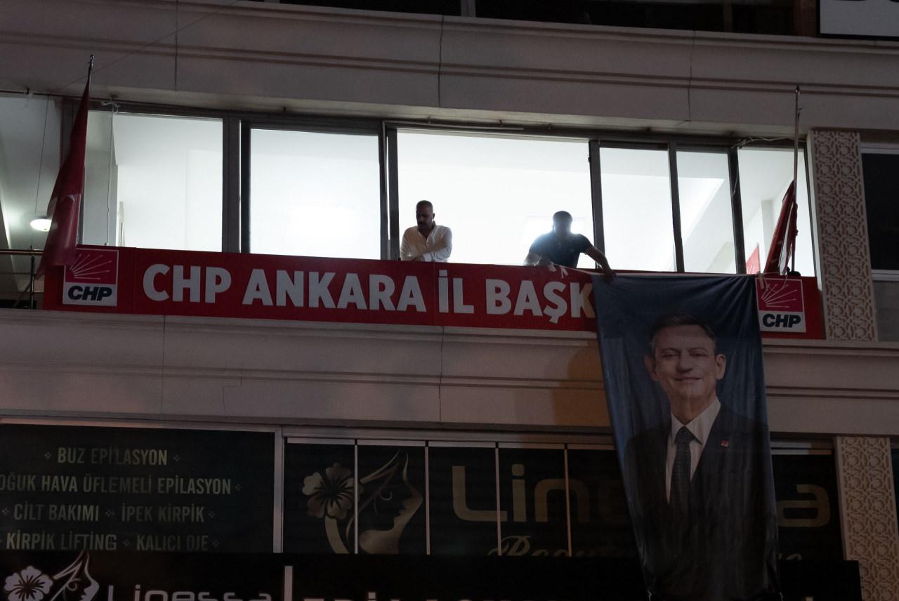 CHP İl Başkanlığı binası önünde polis ekiplerinin güvenlik önlemi aldığı ve tarafları ayırmaya çalıştığı anlar.