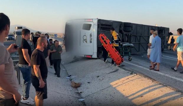 Yolcu otob&uuml;s&uuml; bariyerlere &ccedil;arpıp devrildi! &Ccedil;ok sayıda yaralı var