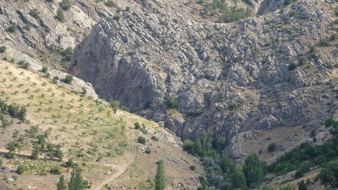 Bölgede arama çalışması devam ediyor.
