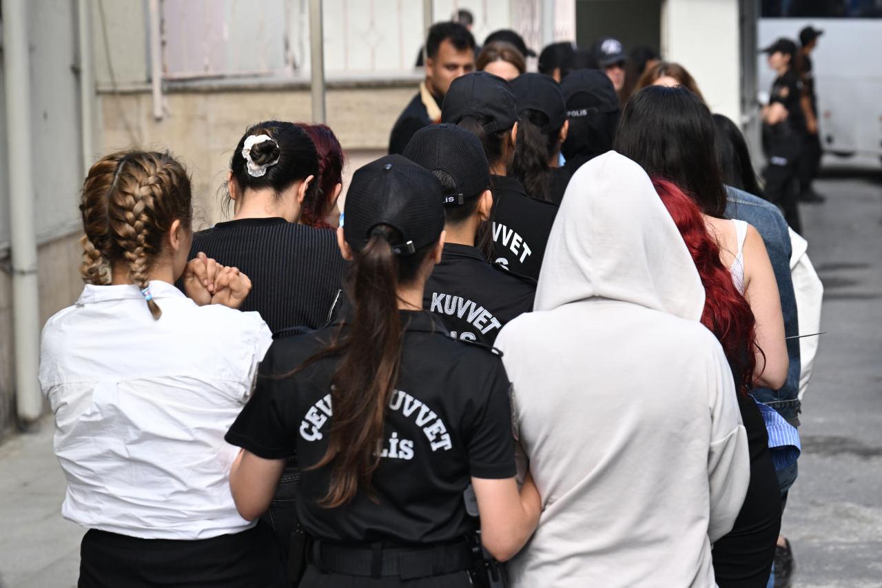 Sağlık kontrolünden geçirilen zanlılar, Çağlayan'daki İstanbul Adliyesi'ne sevk edildi.