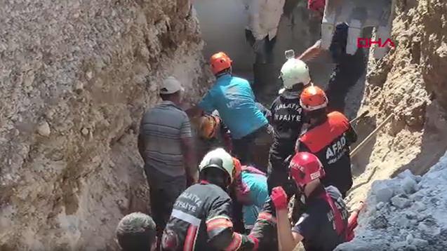 Malatya'da konut inşaatında göçük: 2 işçi toprak altında.