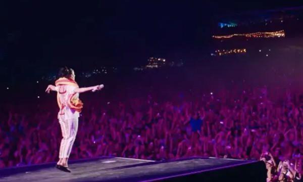 Katy Perry Kosova konserinde T&uuml;rk hayranlarına şaştı kaldı! Her sorduğu aynı cevabı verdi