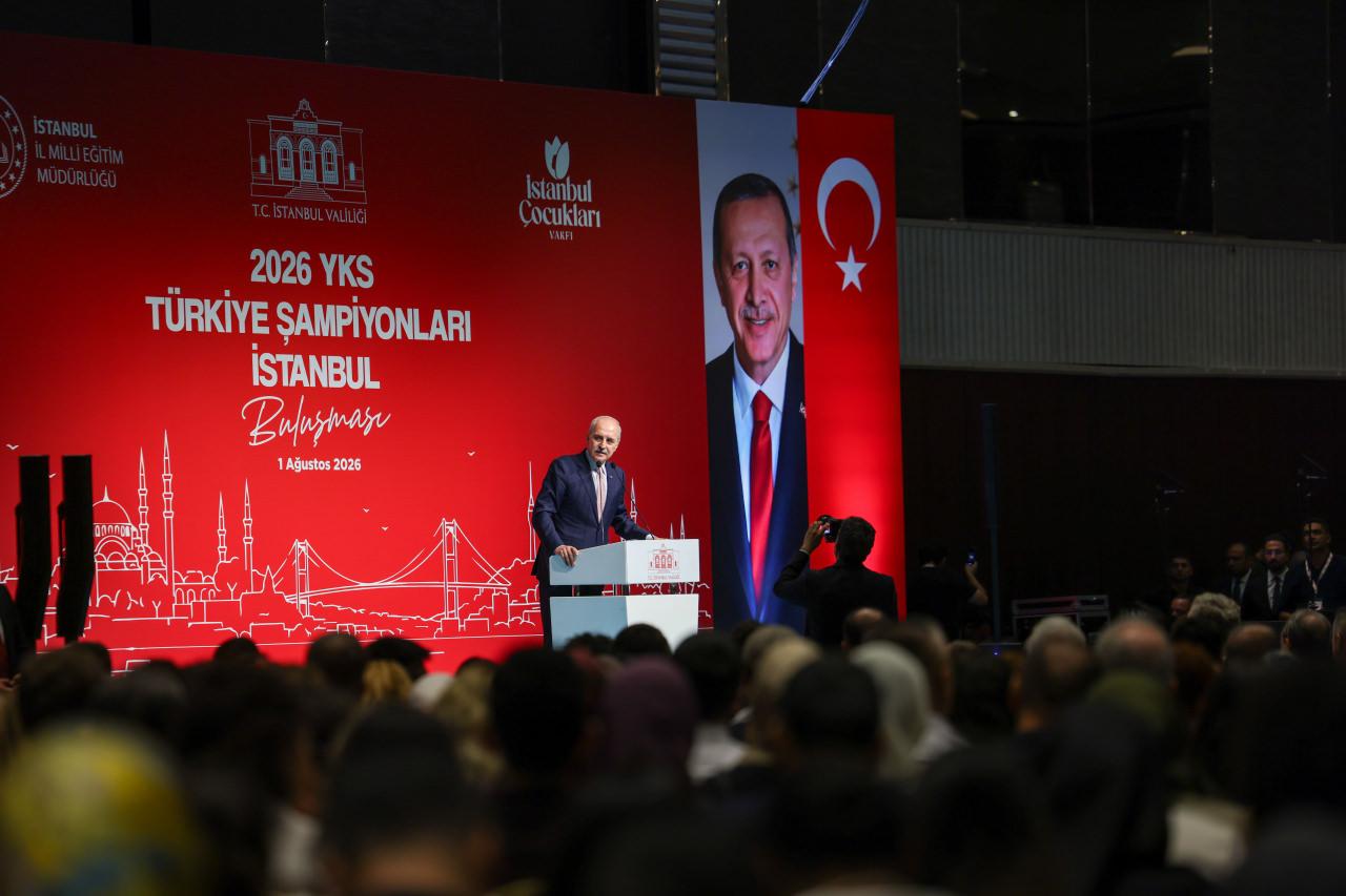 TBMM Başkanı Numan Kurtulmuş, İstanbul Valiliği tarafından Bahçelievler'de bir otelde düzenlenen 2026 YKS İstanbul Şampiyonları Buluşması'nda gençler ve velilerle bir araya geldi.