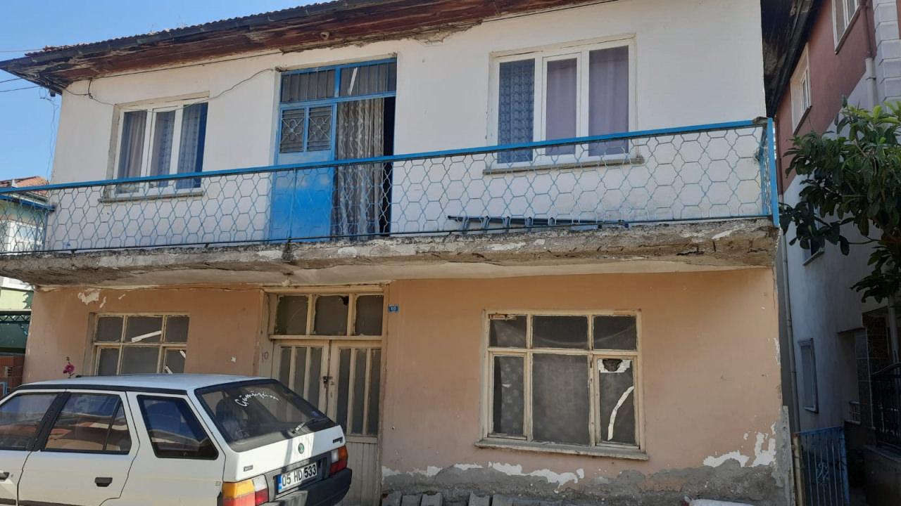 90 yaşındaki kadın, oğlu tarafından icra yoluyla evinden çıkarılmak istendiği iddia etti. 