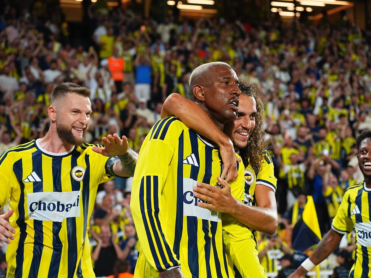 Fenerbahçe Şampiyonlar Ligi maçı için sahaya çıkıyor.