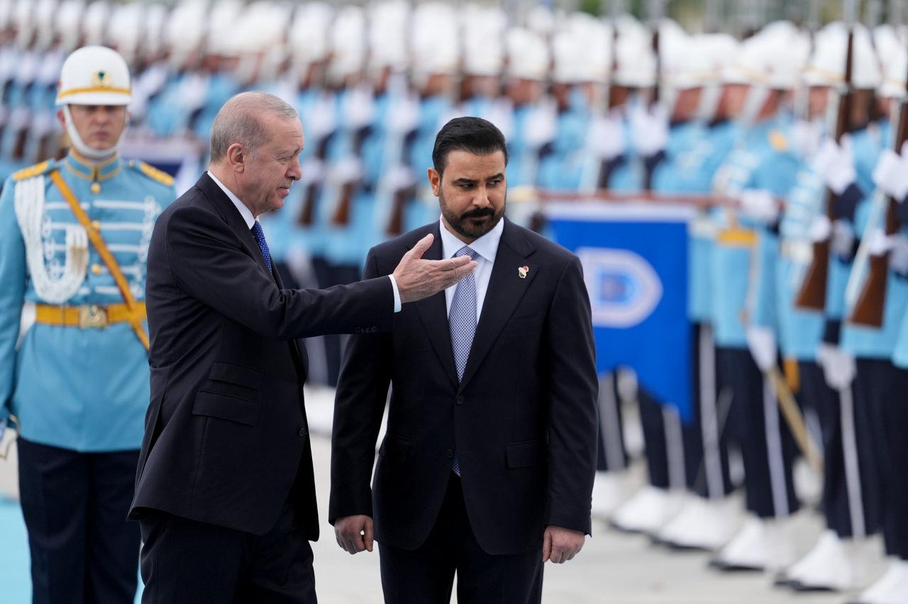 Cumhurbaşkanı Recep Tayyip Erdoğan (solda) Türkiye'yi ziyaret eden Irak Başbakanı Ali ez-Zeydi'yi (sağda) Cumhurbaşkanlığı Külliyesi'nde resmi törenle karşıladı.
