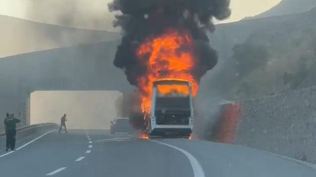 Alev topuna dönen yolcu otobüsü kamerada.