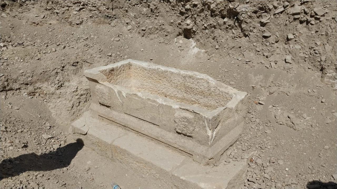 Çevre düzenlemesinde çıkan lahit, inşaatı durdurdu.