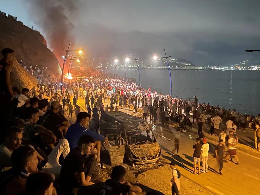 Fas'tan İspanya toprağına giriş yapan binlerce düzensiz göçmen ülkede kaos çıkardı.