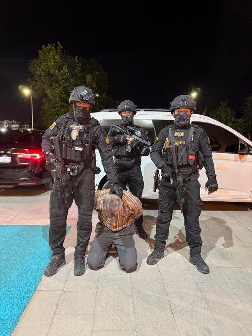 FETÖ'nün 15 Temmuz'daki darbe girişiminde Marmaris'te Cumhurbaşkanı Erdoğan'ı hedef alan 37 kişilik timin son firari üyesi ihraç yüzbaşı B.K., emniyetin ortak operasyonuyla yakalandı.