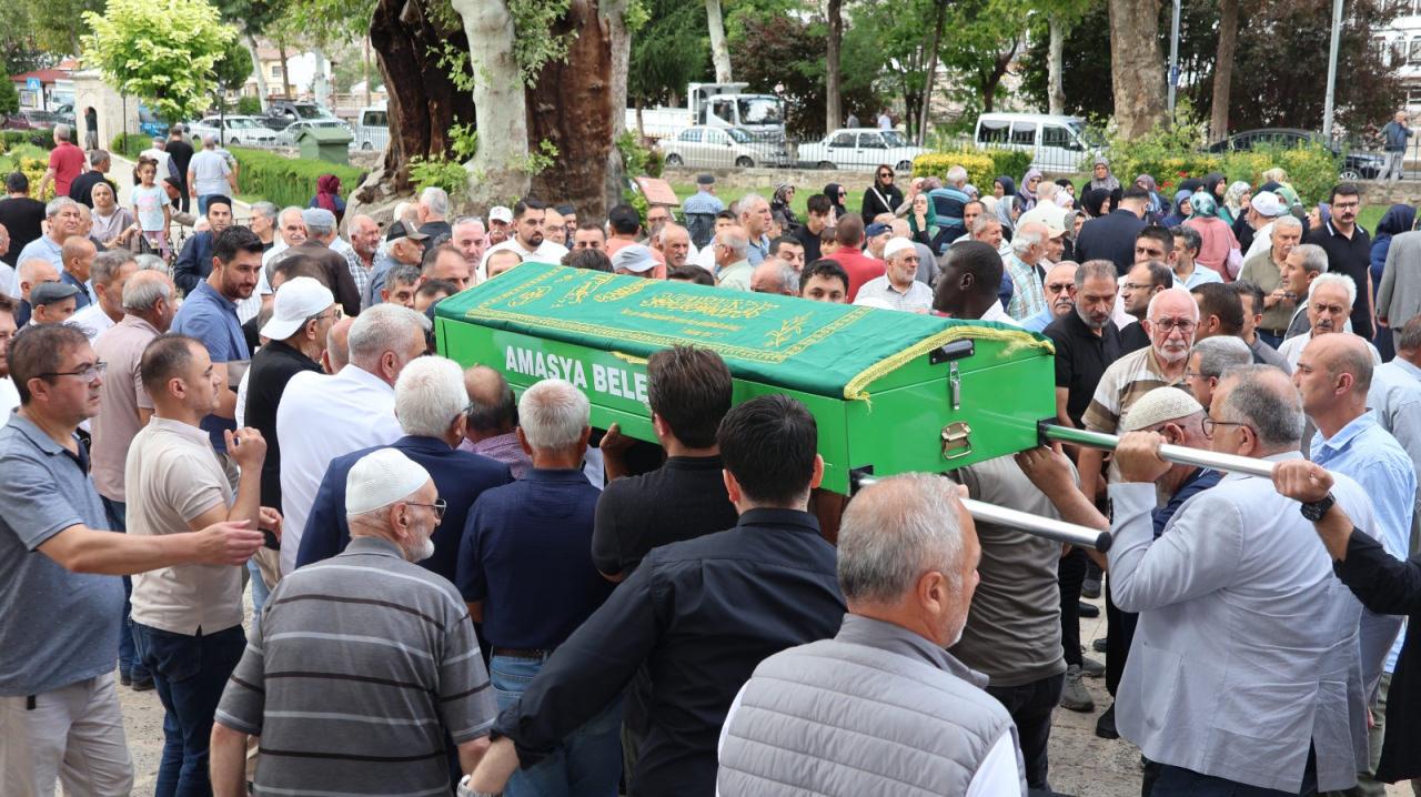 Ayrı şehirlerde yaşayan anne ve oğlu 2 saat arayla yaşamını yitirdi.