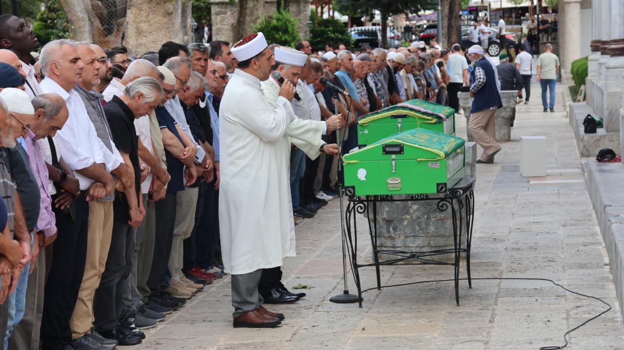 Cenaze namazı kılındı.