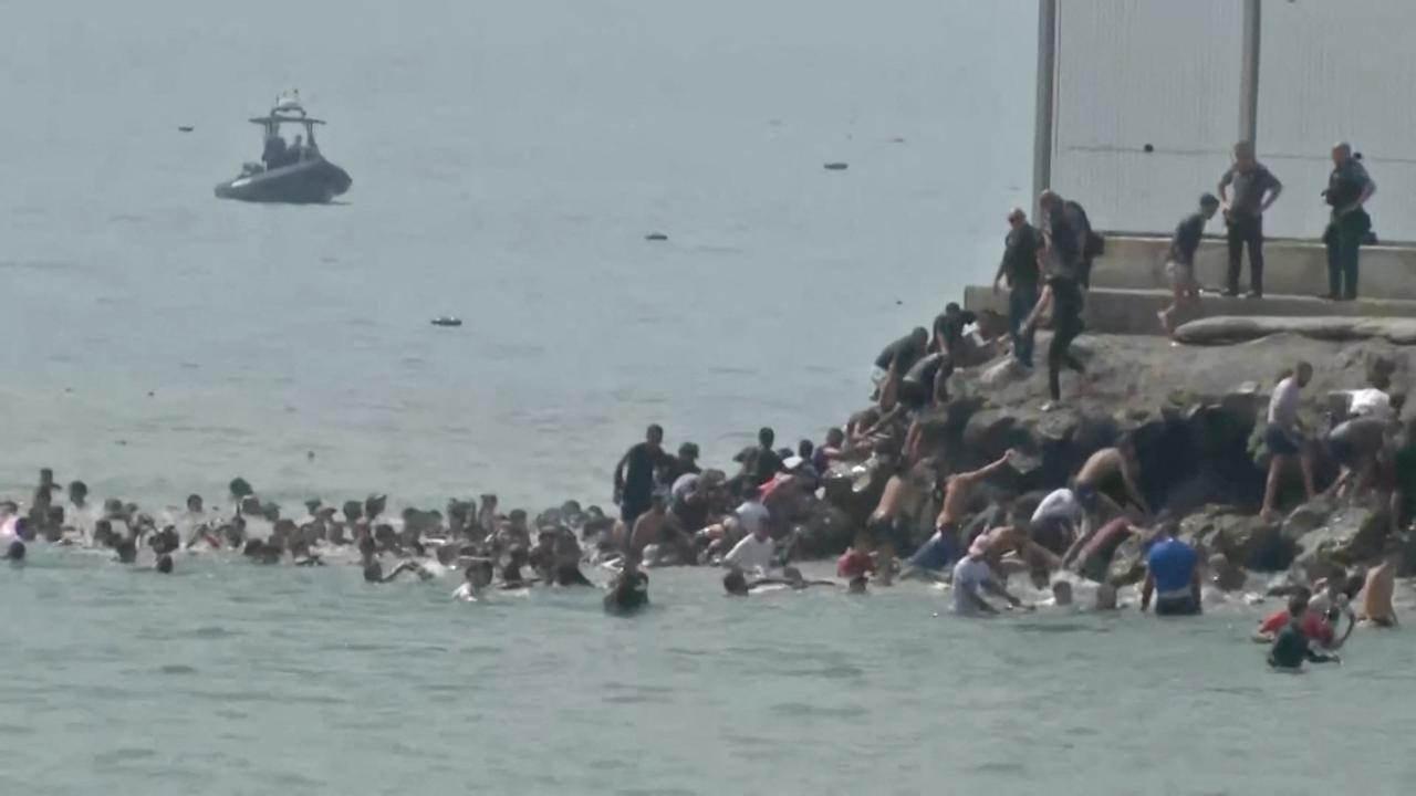 Binlerce düzensiz göçmen Fas'tan yüzerek İspanya topraklarına geçiş yaptı. Sosyal medyada hızla yayılan görüntüler Avrupa'da infiale sebep oldu.