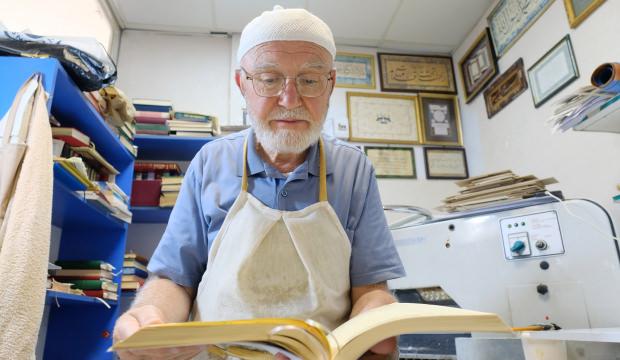 Babasından &ouml;ğrendi! 57 Yıldır Kur'an Ciltliyor