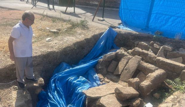Bursa'da tarihi mezarın &uuml;st&uuml; kapatılarak otopark g&ouml;r&uuml;n&uuml;m&uuml; verildi iddiası 