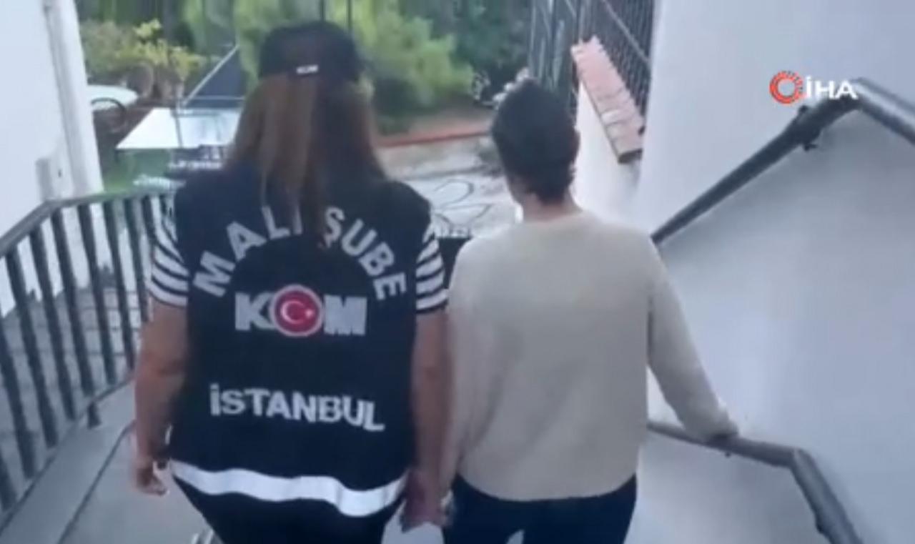 Sinem Dedetaş'ın gözaltına alınma anının karesi