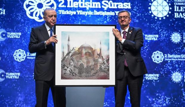 Erdoğan&rsquo;a Ayasofya&rsquo;nın yeniden a&ccedil;ılışını simgeleyen tablo hediye edildi