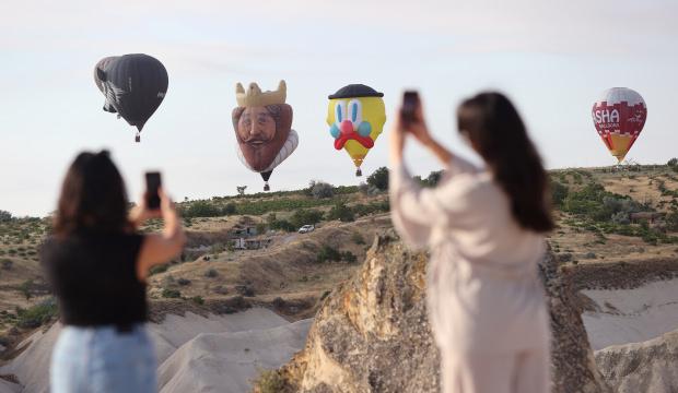 G&ouml;ky&uuml;z&uuml; rengarenk fig&uuml;rler ile şenlendi: 7. Kapadokya Balon Festivali başladı