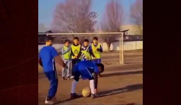 K&uuml;&ccedil;&uuml;k futbolcuların zeka dolu duran top organizasyonu viral oldu