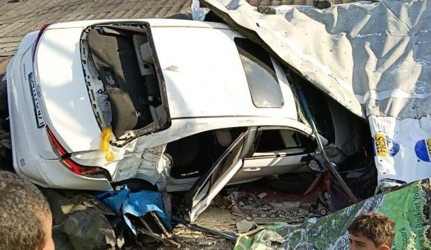 İstanbul'da bir otomobil gecekonduya &ccedil;arptı! Yaralılar var