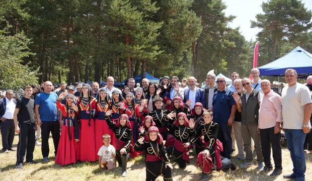 İznik'te maviyemiş coşkusu: Binlerce kişi Candarlı Mahallesi'nde buluştu
